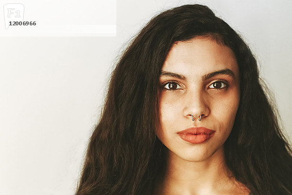Porträt einer gemischtrassigen Frau mit Nasenring