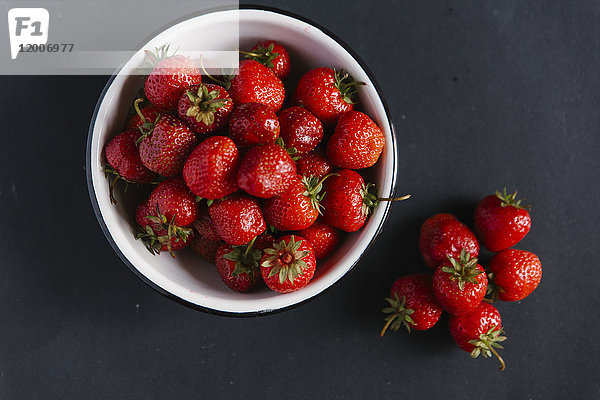 Nahaufnahme einer Schüssel mit Erdbeeren