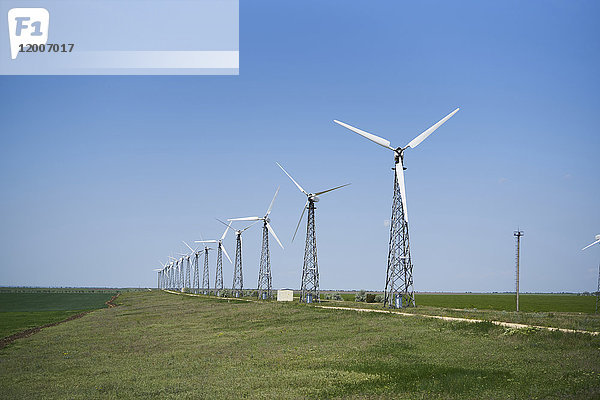 Reihe von Windkraftanlagen