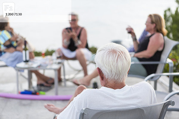 Kaukasische Menschen entspannen sich auf der Veranda