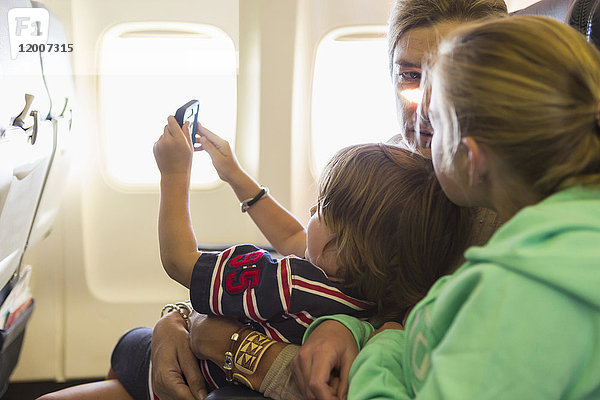 Kaukasische Familie sitzt im Flugzeug