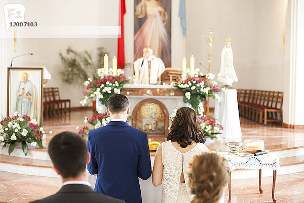 Paare warten in der Kirche