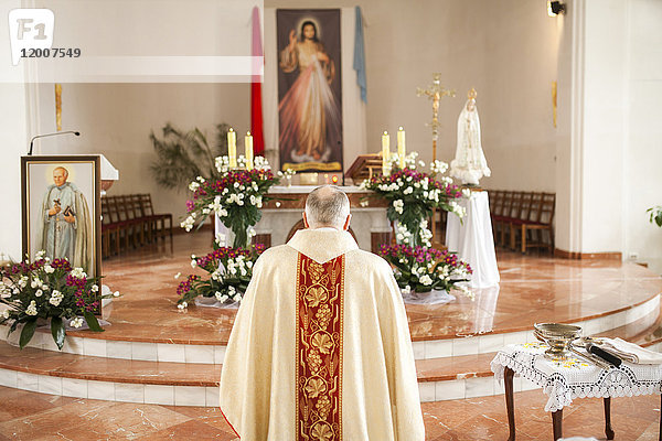 Priester in der Kirche