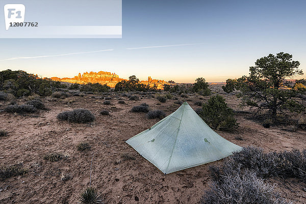 Zelt in der Wüste bei Sonnenuntergang  Moab  Utah  Vereinigte Staaten