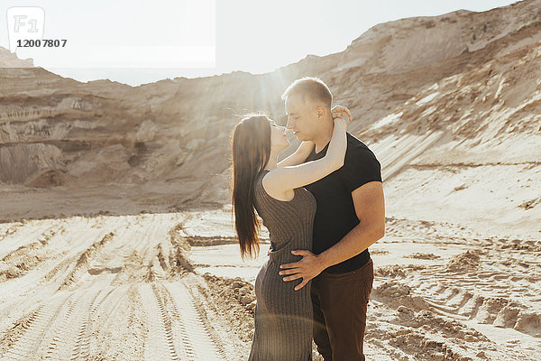 Nahöstliches Paar küsst sich in der Wüste