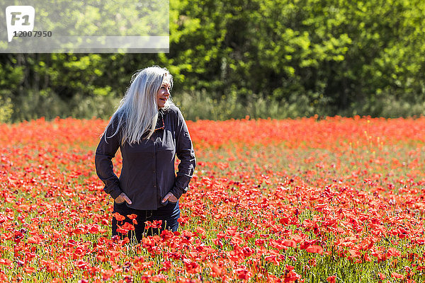 Kaukasische Frau schaut in einem Blumenfeld weg