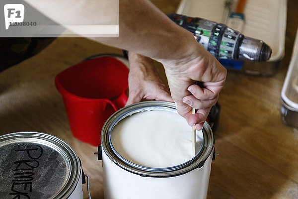 Hand einer amerikanischen Ureinwohnerin  die Farbe umrührt