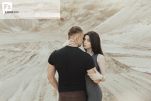 Nahöstliches Paar  das sich in der Wüste umarmt