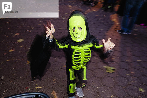 Kaukasischer Junge trägt Skelett-Halloweenkostüm