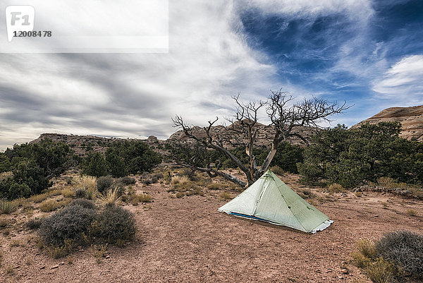 Wolken über Zelt in Wüste  Moab  Utah  Vereinigte Staaten