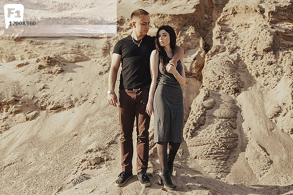 Paar aus dem Nahen Osten steht in der Wüste