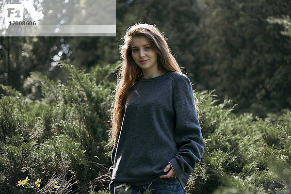 Porträt eines lächelnden kaukasischen Teenager-Mädchens im Wald