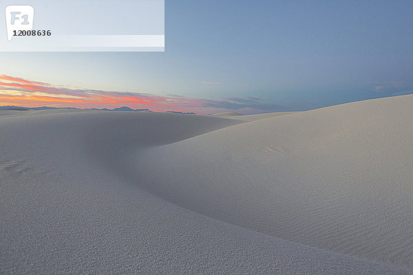 Sanddünen in der Wüste bei Sonnenuntergang