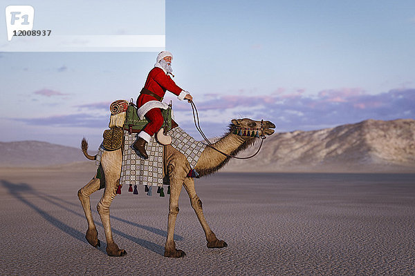 Der Weihnachtsmann reitet auf einem Kamel in der Wüste