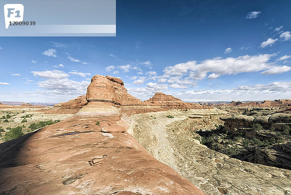 Blauer Himmel über der Wüste in Moab  Utah  Vereinigte Staaten