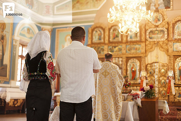 Paare warten in der Kirche