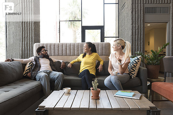 Freunde unterhalten sich im Wohnzimmer