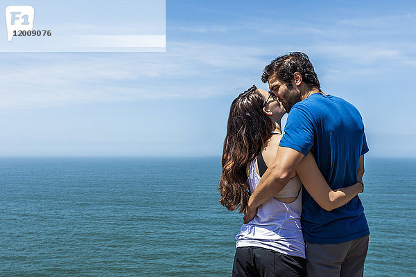 Paar küsst in der Nähe von Meer