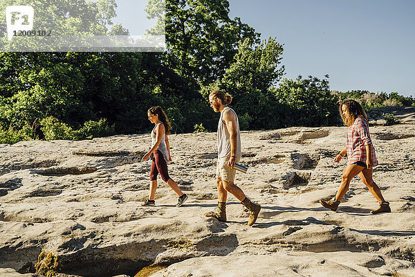 Freunde gehen auf Felsen