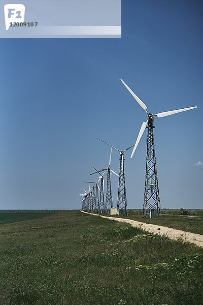 Reihe von Windkraftanlagen