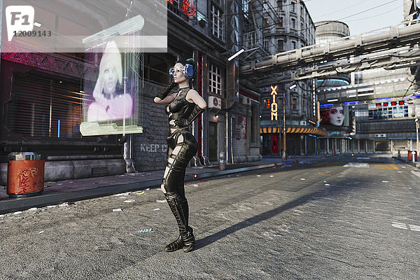 Frau in futuristischer Stadt betrachtet Bildschirm mit Virtual-Reality-Brille