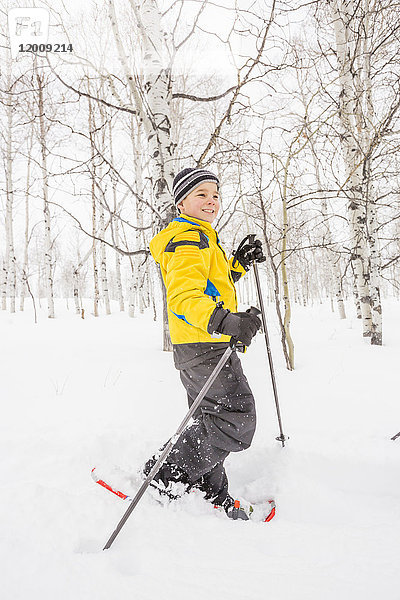 Kaukasischer Junge beim Schneeschuhwandern