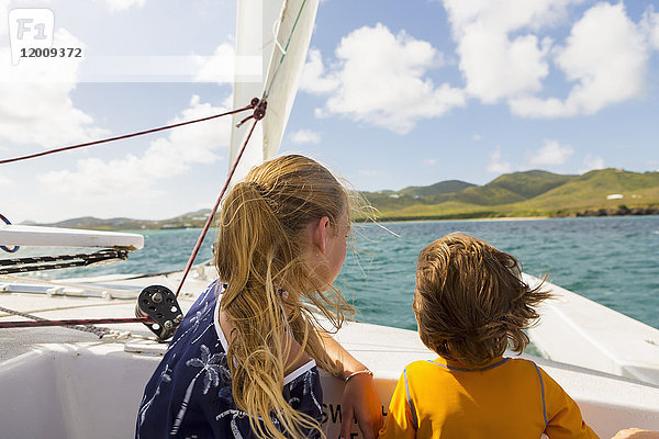 Wind weht Haare der kaukasischen Bruder und Schwester in Segelboot