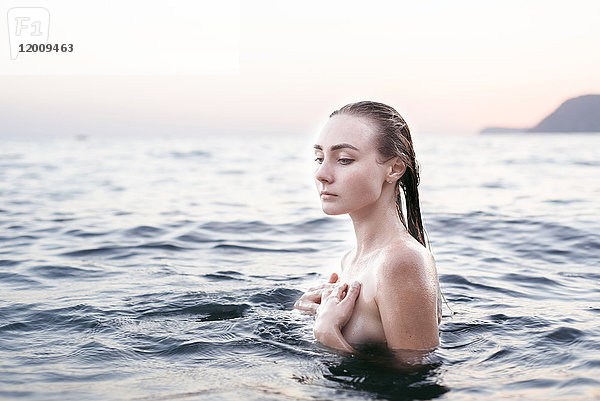 Kaukasische Frau beim Schwimmen