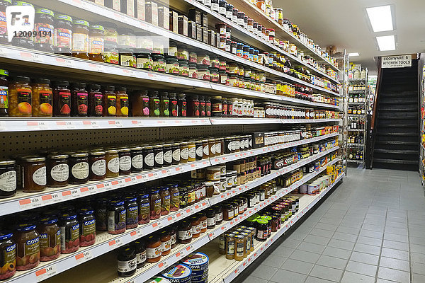 Gläser mit Lebensmitteln im Supermarktregal