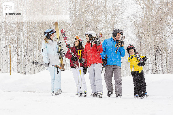 Lächelnde kaukasische Familie im Skiurlaub