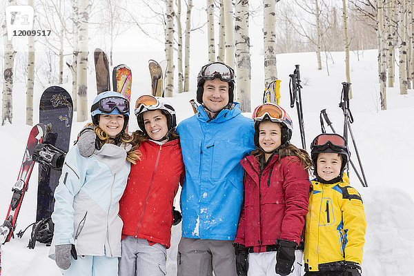 Porträt einer lächelnden kaukasischen Familie im Skiurlaub