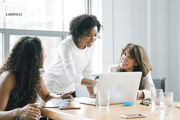 Geschäftsfrauen mit Laptop in einer Besprechung