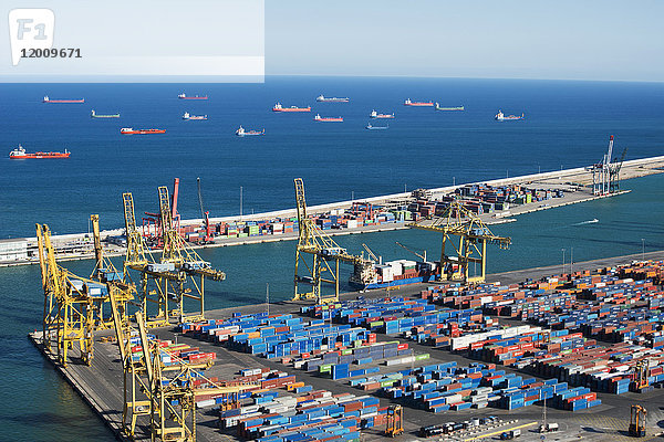 Frachtcontainer und Schiffe im Hafen