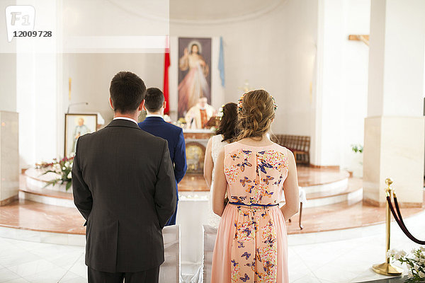 Paare warten in der Kirche