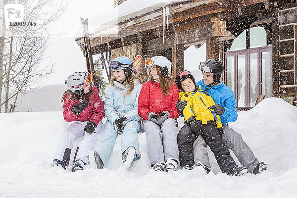 Lächelnde kaukasische Familie im Winterurlaub