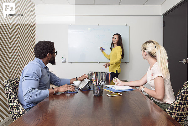 Kreative Geschäftsleute treffen sich am Whiteboard