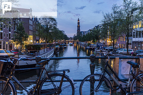 Stadtkanal bei Nacht