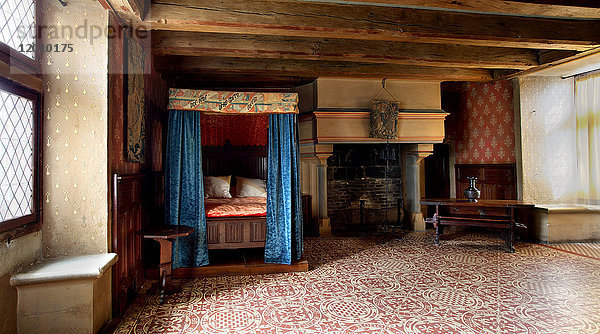 Frankreich  Mittelfrankreich  Touraine  Chateau feodal de Langeais. Das Schlafzimmer der Kreuzigung mit dem alten Bett und dem Kamin.