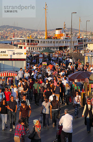 Türkei  Istanbul (Stadtbezirk Fatih)  Stadtteil Eminonu  Anlegestelle der ''Vapors'' (Schiffspendel)'