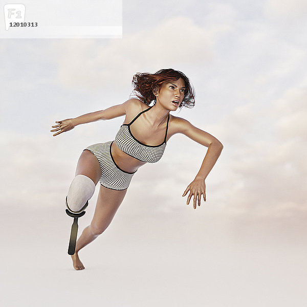 Frau läuft mit Beinprothese