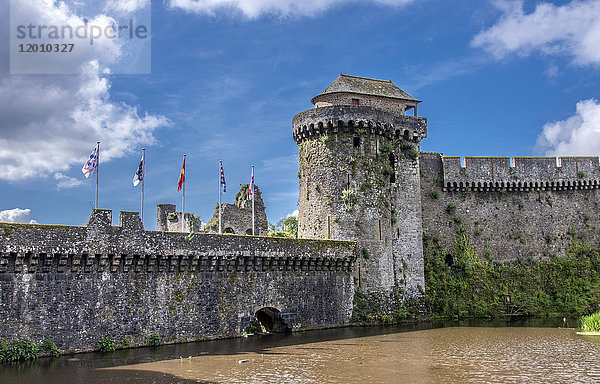 Bretagne  Fougeres  feudale Burg  Graben und Stadtmauer mit dem Turm von Coigny (auf dem Weg nach Santiago de Compostela)