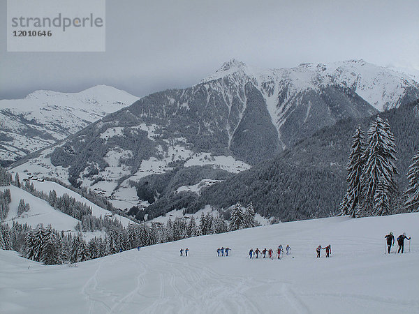 Frankreich  Savoyen  Beaufortain  Areches  während des internationalen Skialpinismus-Rennens der Pierra Menta folgen sich 2er-Teams auf dem Weg hinauf zum Plan Villard-Pass