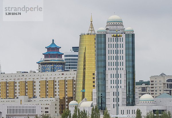 Kasachstan  Astana City  Skyline der neuen Verwaltungsstadt  Aufnahmepunkt: Bereich Pyramide