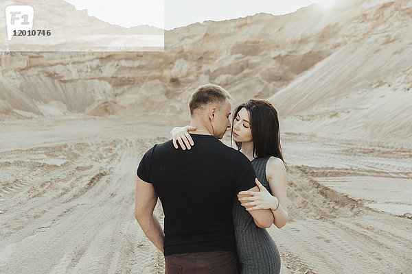 Nahöstliches Paar  das sich in der Wüste küsst