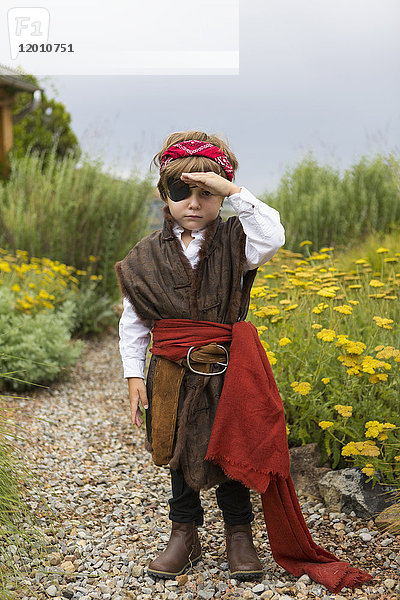Kaukasischer Junge in einem Piratenkostüm sucht