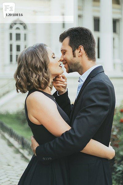 Porträt eines lächelnden kaukasischen Paares  das sich küsst