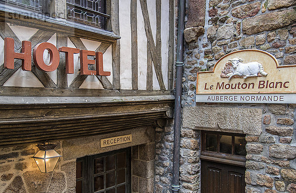Normandie  Mont Saint Michel  Hotel- und Restaurantschild (UNESCO-Welterbe) (auf dem Weg nach Santiago de Compostela)