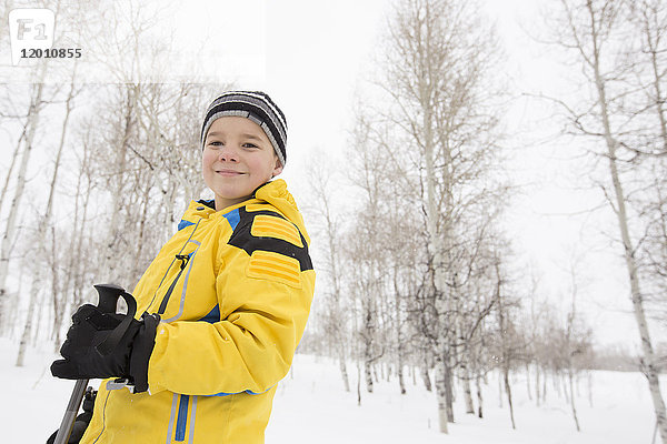 Porträt eines lächelnden kaukasischen Jungen im Winter