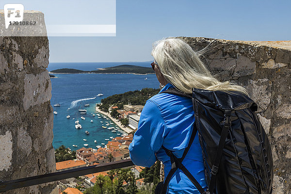 Kaukasische Frau bewundert malerische Aussicht auf das Meer