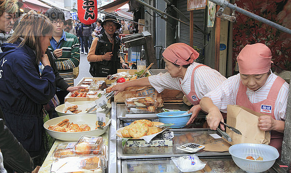 Japan  Tokio  Tsukiji-Markt  Menschen  Essen